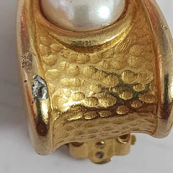 Givenchy Clip Earrings Chunky Door Knocker Oval Faux Pearl Hammered Goldtone VTG - Picture 2 of 14